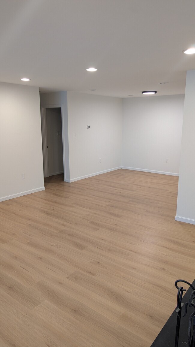 Building Photo - 28 Windbrooke Cir