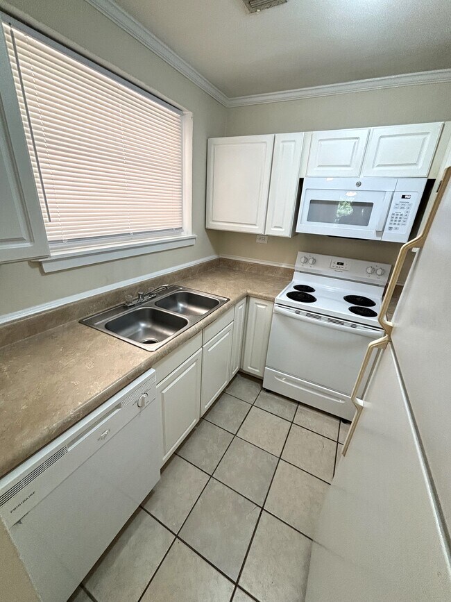 Building Photo - 950 Venita Dr