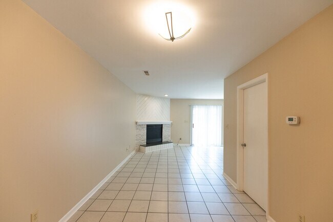 Building Photo - Charming 2 BD, 2.5 BA Townhome w/ a Community Pool in a Prime Winston Location