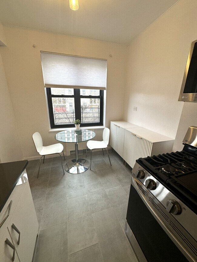 Building Photo - 9876 Queens Blvd