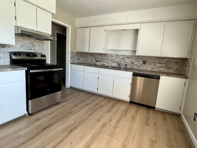 Foto del edificio - 4203 SE Dorchester- COMING SOON!