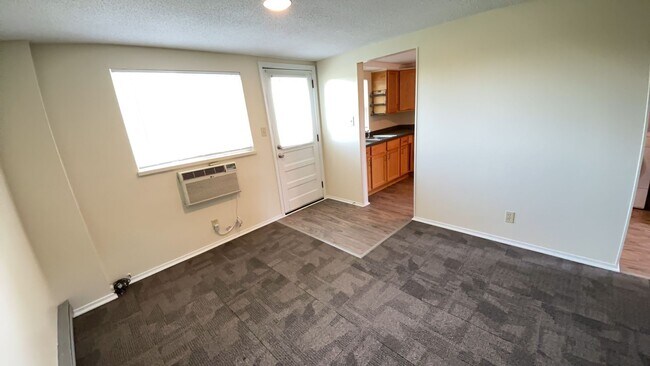 Building Photo - 2 bedroom, 1 bath duplex in Riverside, MO!