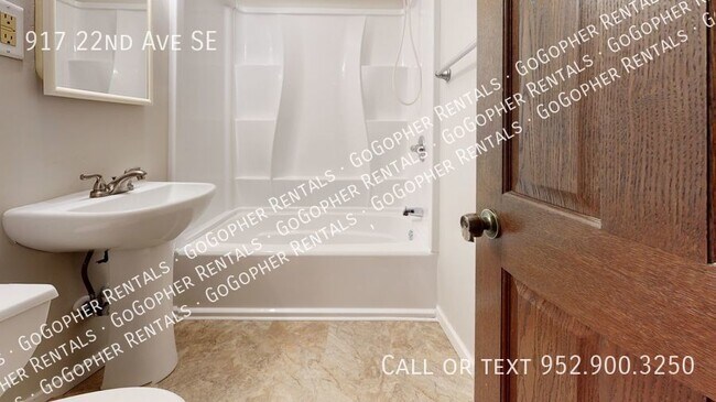 Foto del edificio - Affordable 4 bedroom 2 bath duplex close t...