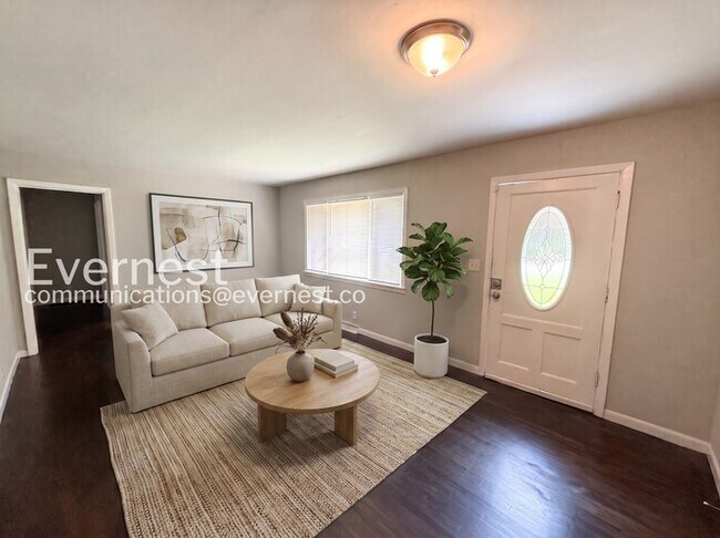Foto del edificio - 9825 Maple Ln