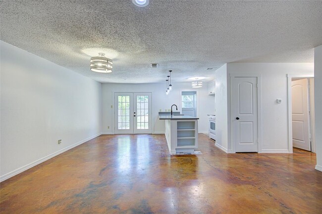 Building Photo - 700 Castle Ridge Rd