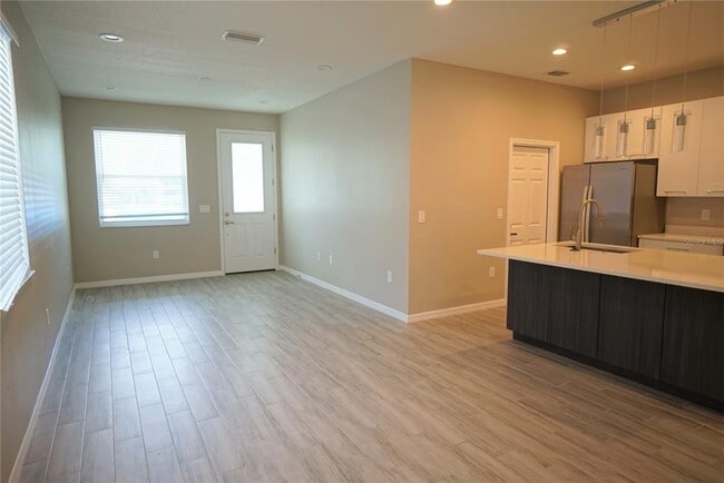 Building Photo - 4104 N Thatcher Ave