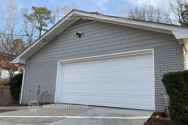 Building Photo - 2865 Castle Dr SW