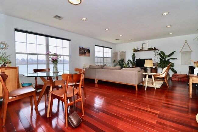 Foto del edificio - 64 Bergen Ridge Rd