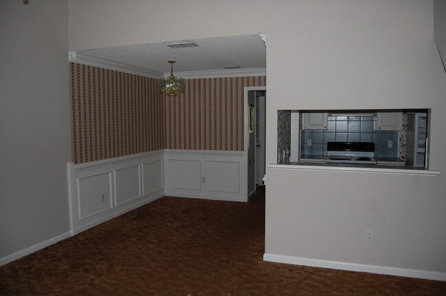 Building Photo - 3/2 SPACIOUS TOWNHOME