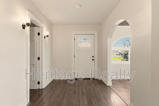 Building Photo - 3820 Sutherland Ave