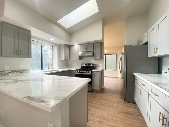 Building Photo - Updated 4 bedroom Federal Way Home with Ai...