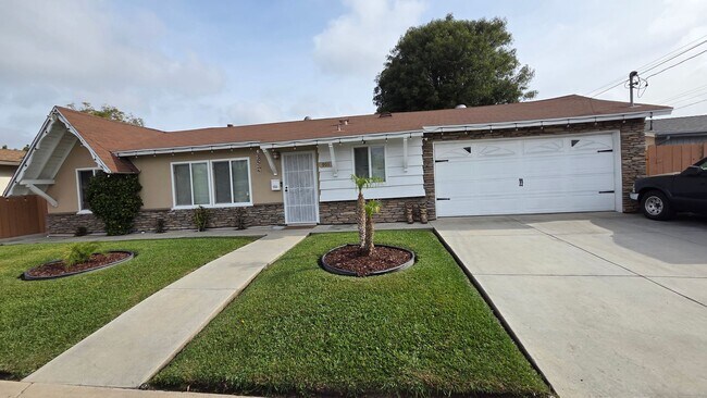 Foto del edificio - Spacious 3 bed 1 bath with a large backyard! Available 4/1/2026