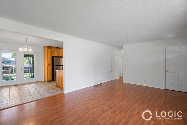 Building Photo - Beautiful Spacious Home in Great Sandy Loc...