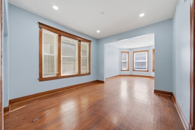 Building Photo - 4044 W Potomac Ave