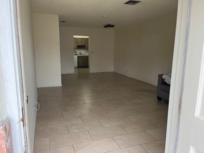 Building Photo - 8853 Dania Dr