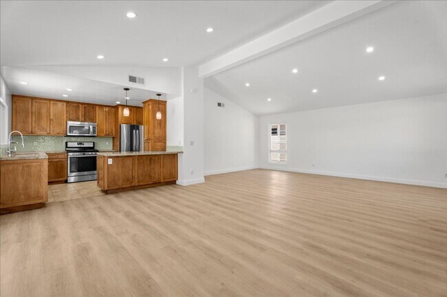 Building Photo - Updated 3-Bedroom Pool Home with Open Layo...