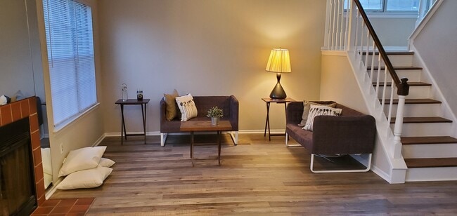 Hermosa sala de estar - 610 Larch Ct