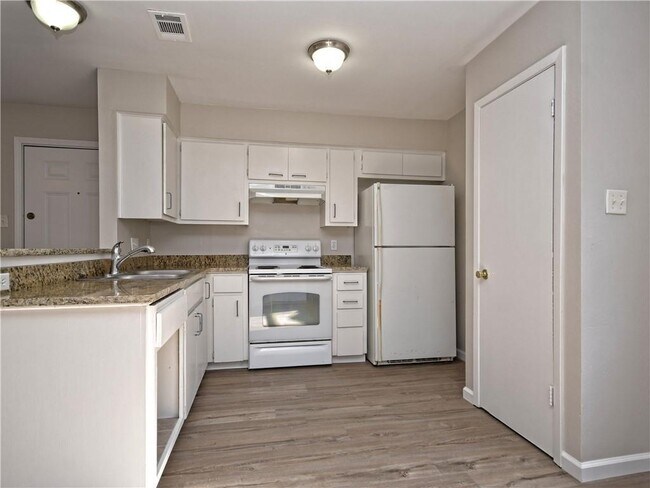 Foto del edificio - 5502 Rose Hill Cir
