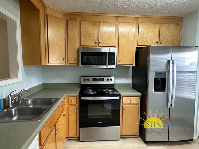 Foto del edificio - Charming 2-Bedroom End Unit Just Minutes f...