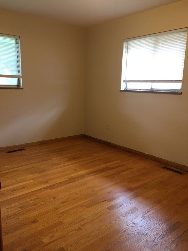Building Photo - 2 Bedroom Brick Home in Belpre!