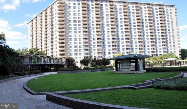Foto del edificio - 5225 Pooks Hill Rd