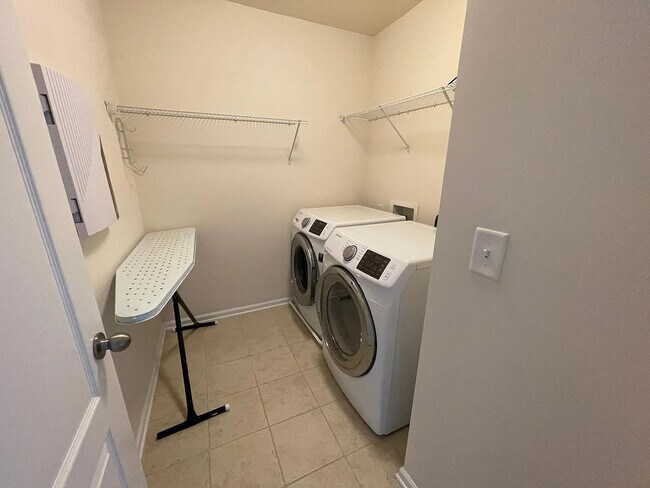 Foto del edificio - Room in Single Family Home on Agnew Dr