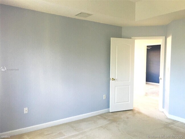 Building Photo - 3 br, 2.5 bath Condo - 4525 SW 160th Ave