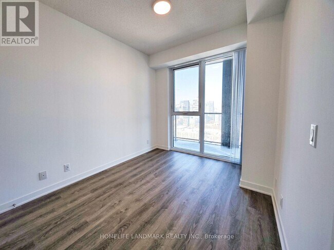 Photo du bâtiment - 180 Front St E