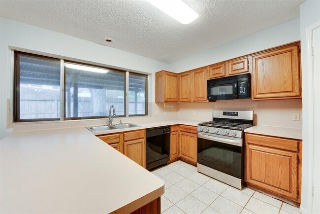 Foto del edificio - 7827 Maple Brook Ln