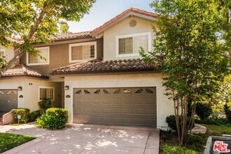 Building Photo - 3131 E Hillcrest Dr