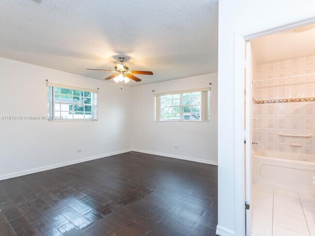 Foto del edificio - 521 SW 64th Way