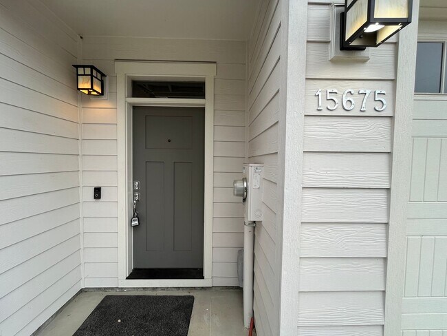 Foto del edificio - Beautiful and Newer 4 Bedroom 2.5 Bathroom Craftsman attached House close to the Columbia River! ...