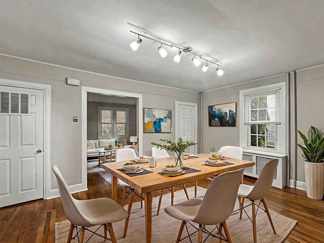 4 Bedroom and 2 Bath House with In-Unit La... - 4 Bedroom and 1.5 Bath House with In-Unit ...