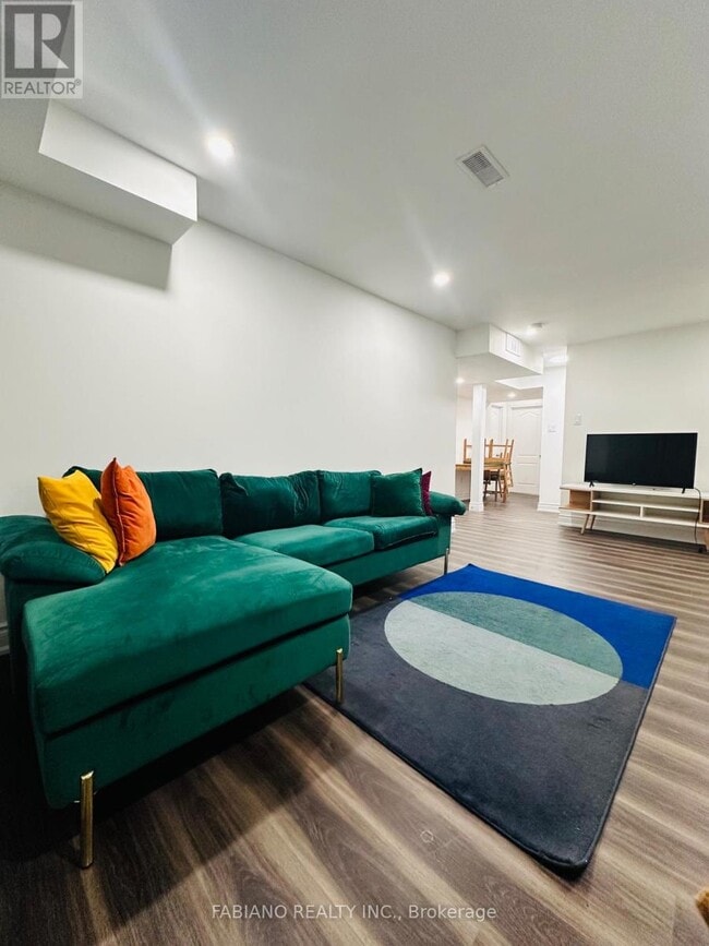 Building Photo - 180 Esther Cres