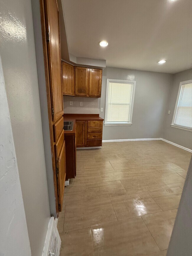 Building Photo - 9080 Stahelin Ave