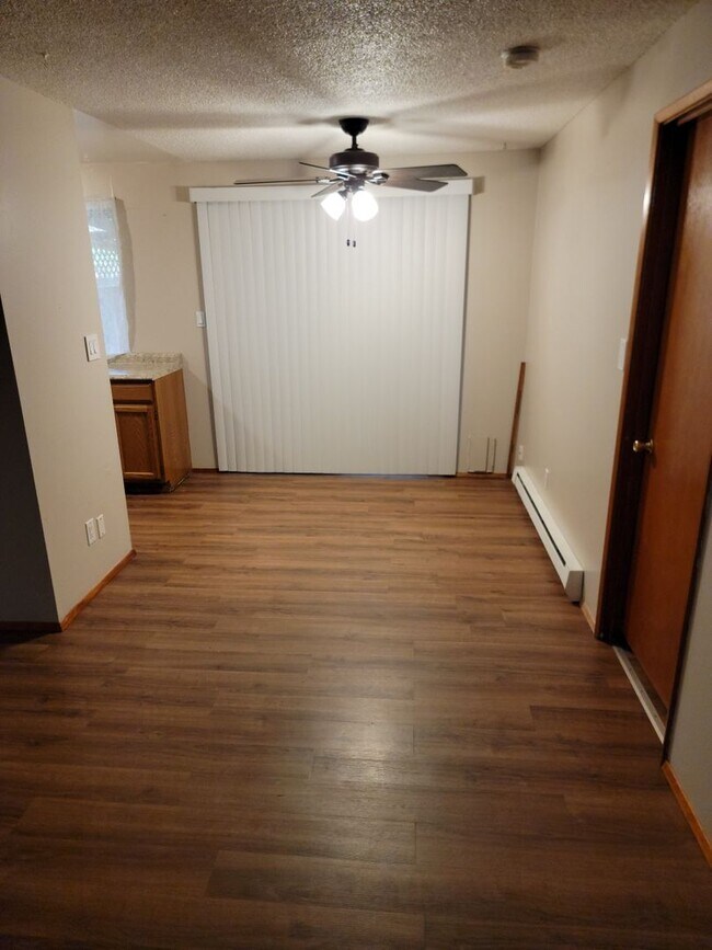 Foto del edificio - NE Tacoma "Retro" Rambler home - 3 bedroom plus den with 1 bathroom, 2 car garage, AC units - Ava...