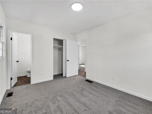 Building Photo - 1000 Hampton Ct NW