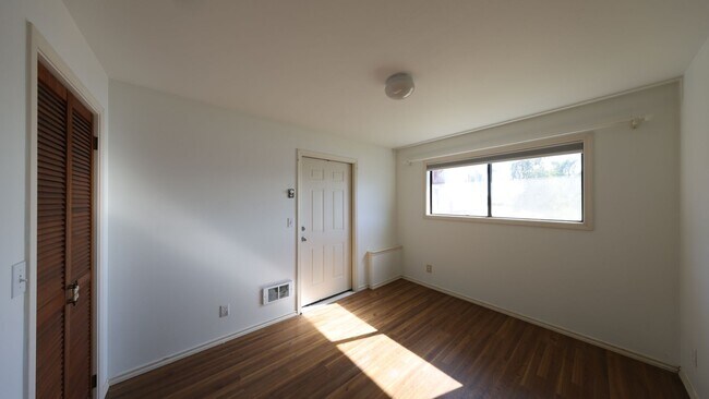 Foto del edificio - 1 Bed 1 Bath - Kennedy Lagoon - Fabulous Location