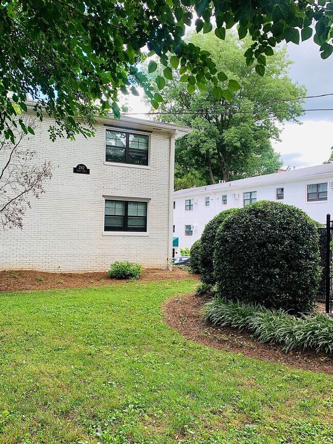 Foto del edificio - In-Unit Laundry - 1BR Piedmont Park! Renovated!