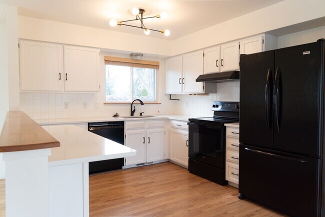 Building Photo - 1500 Ashcroft Dr