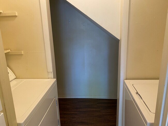 Building Photo - 2 Bed + 1.5 Bath - Spacious Townhome  close to Campus and Park