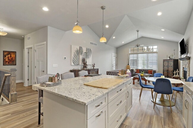 Building Photo - 4706 S Cottage Ln