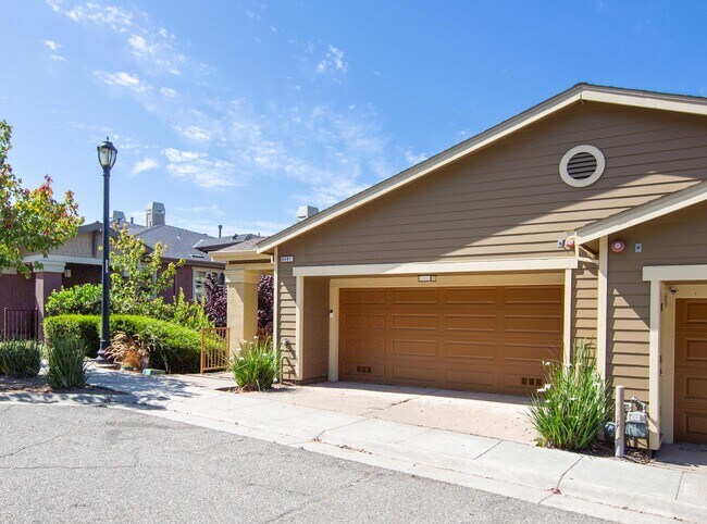 Building Photo - 6491 Bayview Dr