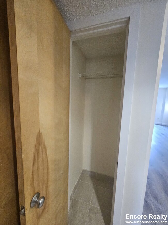 Foto del edificio - 150 N Beacon St