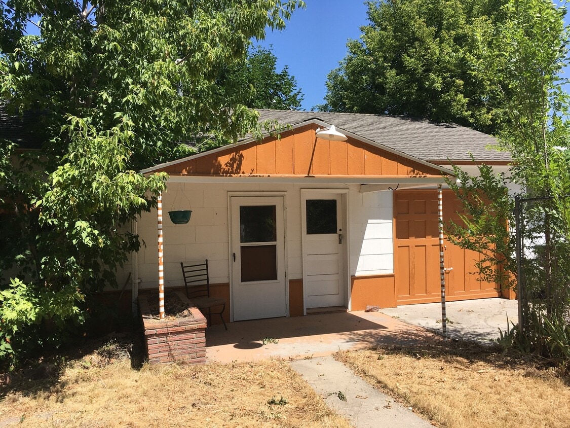 Primary Photo - Studio with garage in Hamilton