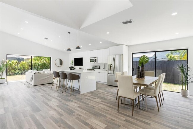 Building Photo - 4920 NW 83rd Ter