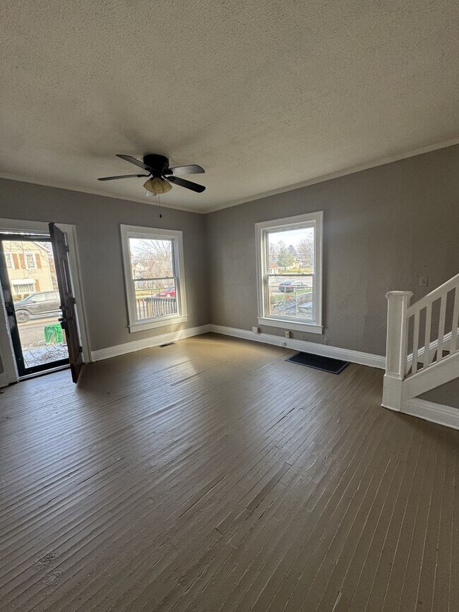 Foto del edificio - Welcome to this charming 3-bedroom, 2-bathroom home located in the heart of Springfield, OH+