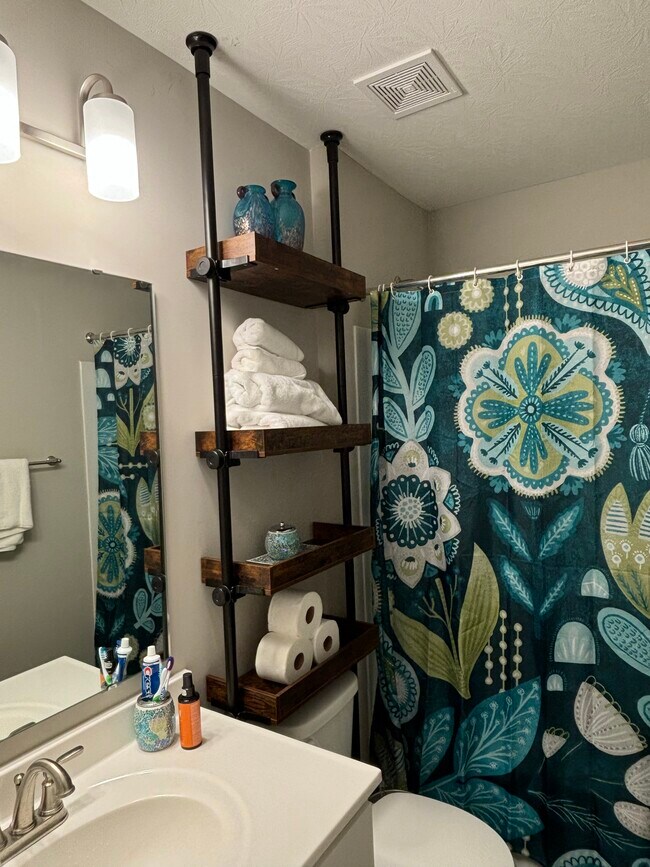 El baño está justo afuera de la habitación alquilada. - 2533 Bella Rdg