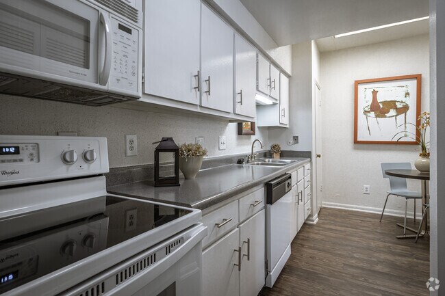 3BR, 2.5BA - 1,750SF - Woodlake on the Bayou Apartments