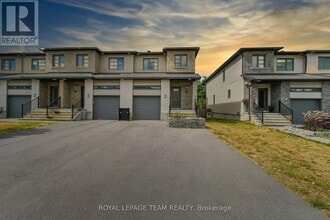 Building Photo - 279 Munro St